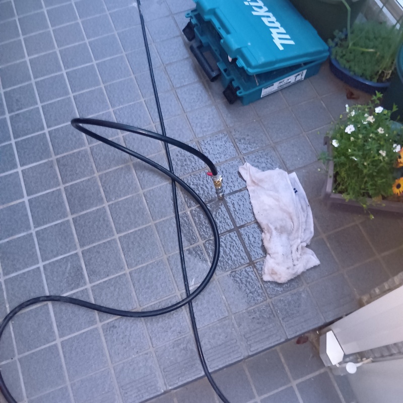 床にシロアリ駆除剤を注入