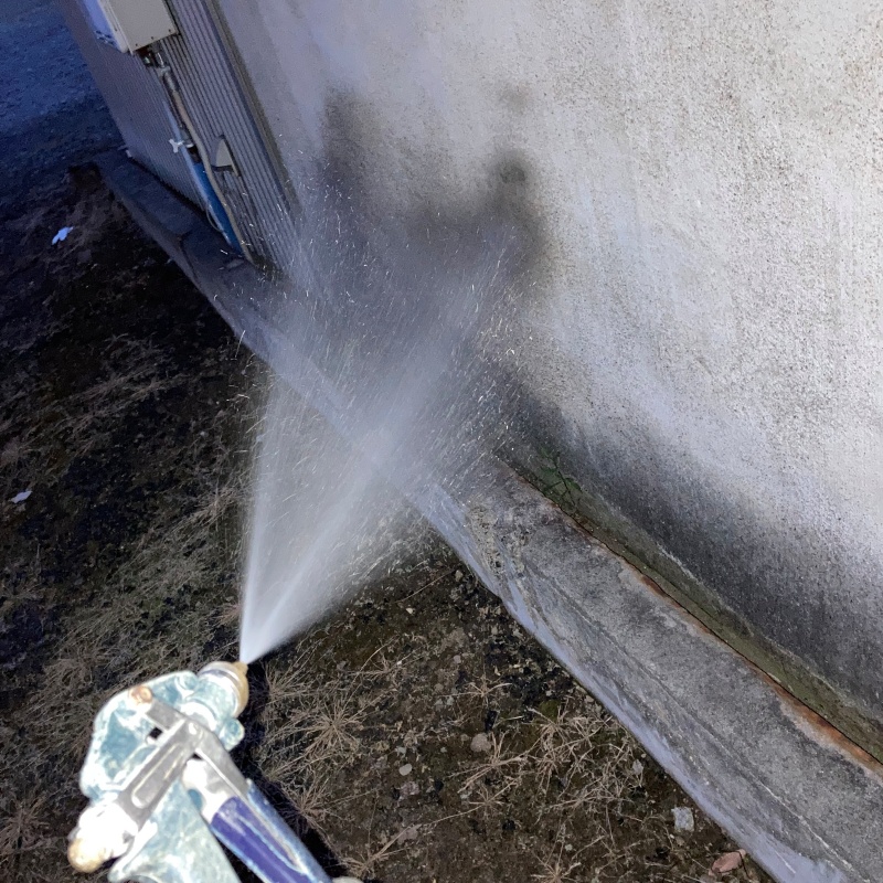建物の外周にシロアリ駆除剤を散布
