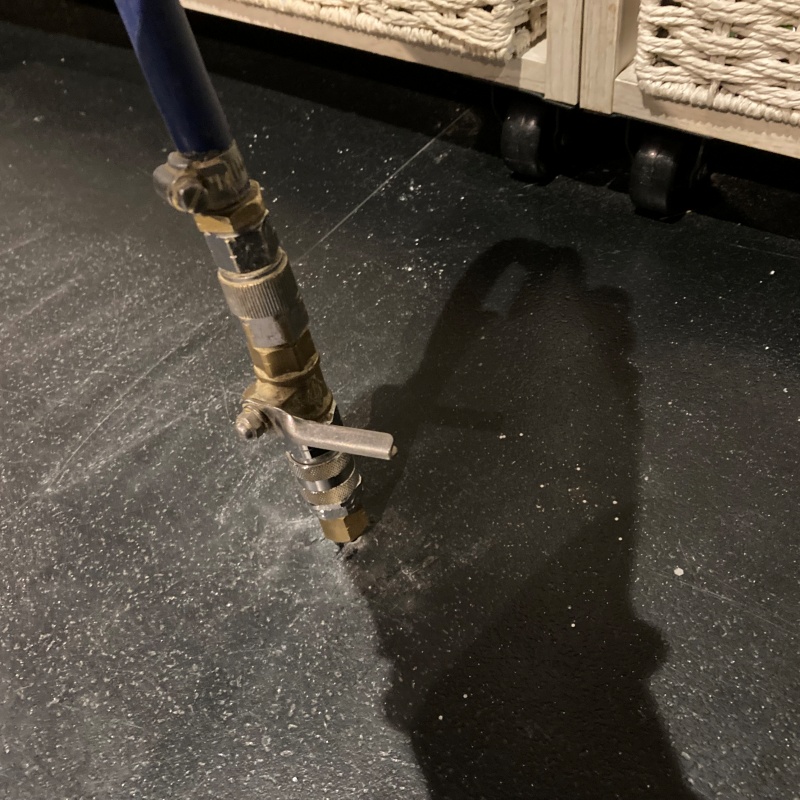 床にシロアリ駆除剤を注入