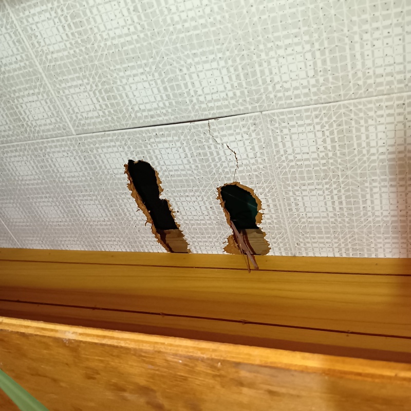 天井に開いた穴