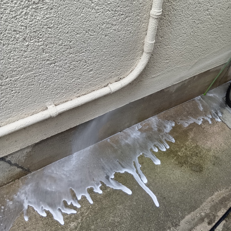 建物の外周にシロアリ駆除剤を散布したあと