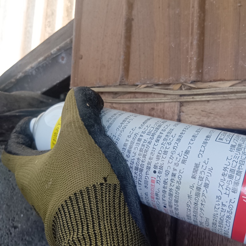 屋根のすき間から忌避剤をスプレー