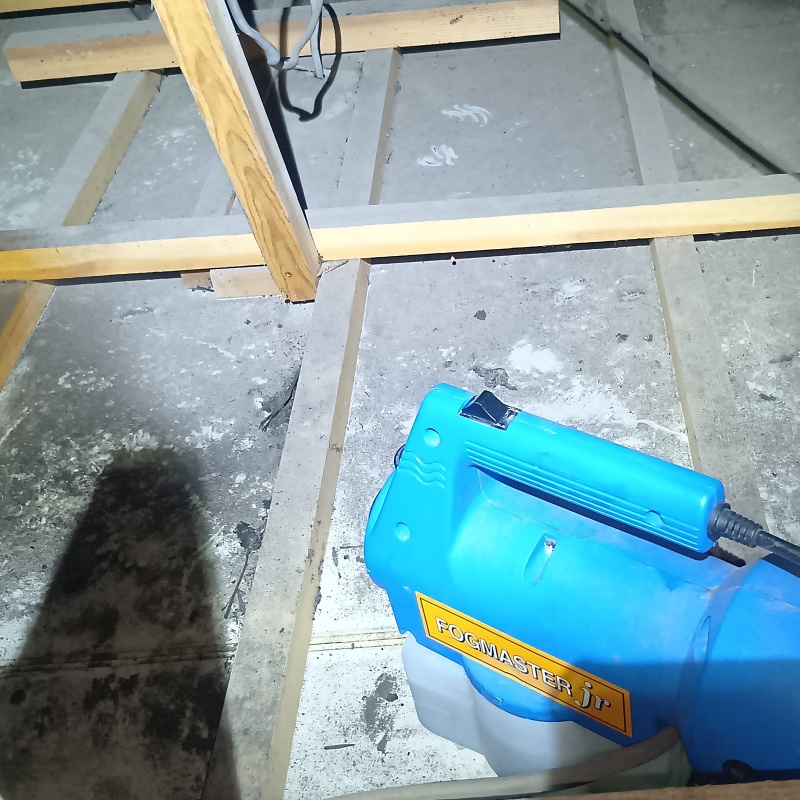 屋根裏に除菌剤を散布
