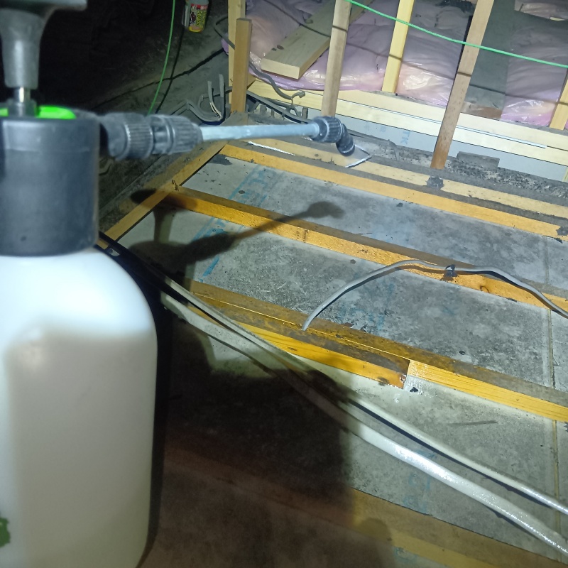 屋根裏に消臭剤を散布