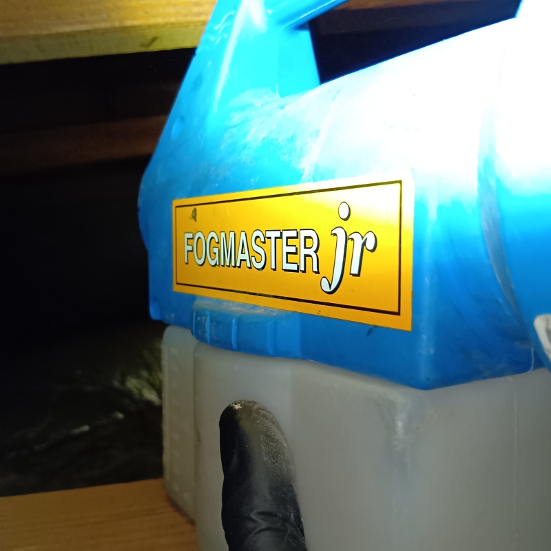 噴霧器で除菌・消臭剤を散布