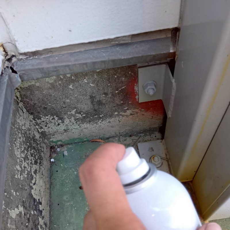 すき間から忌避剤を散布