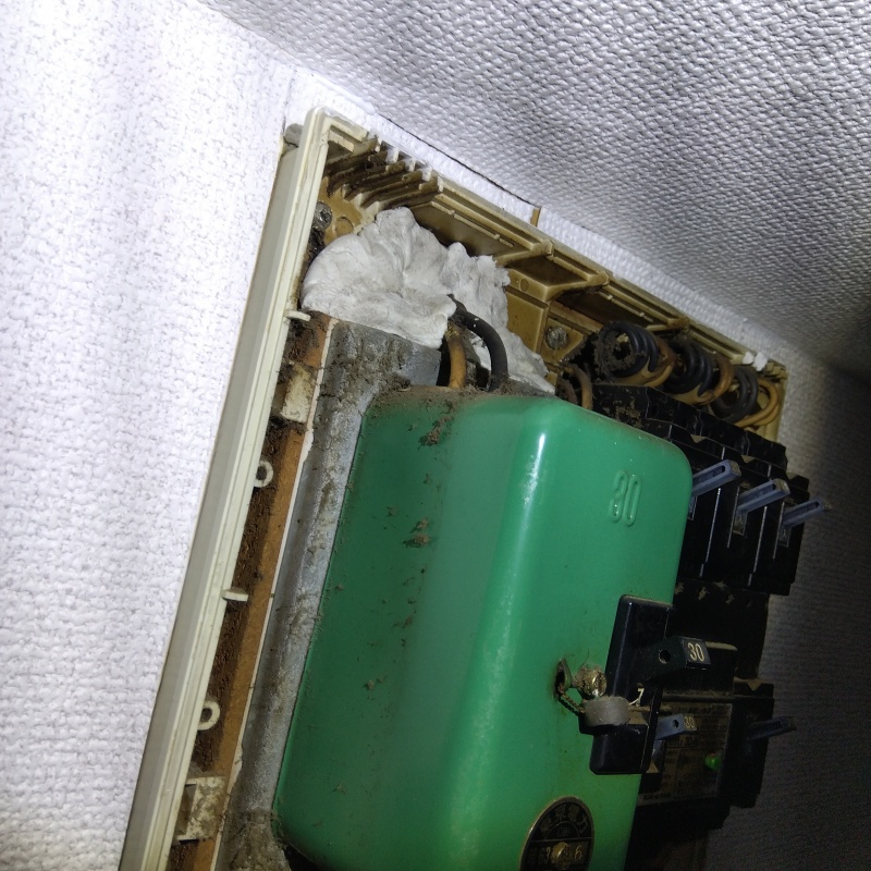 配電盤内のすき間をパテで封鎖