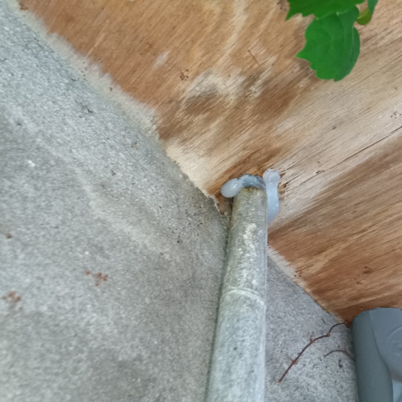 配管が通る穴のすき間を封鎖