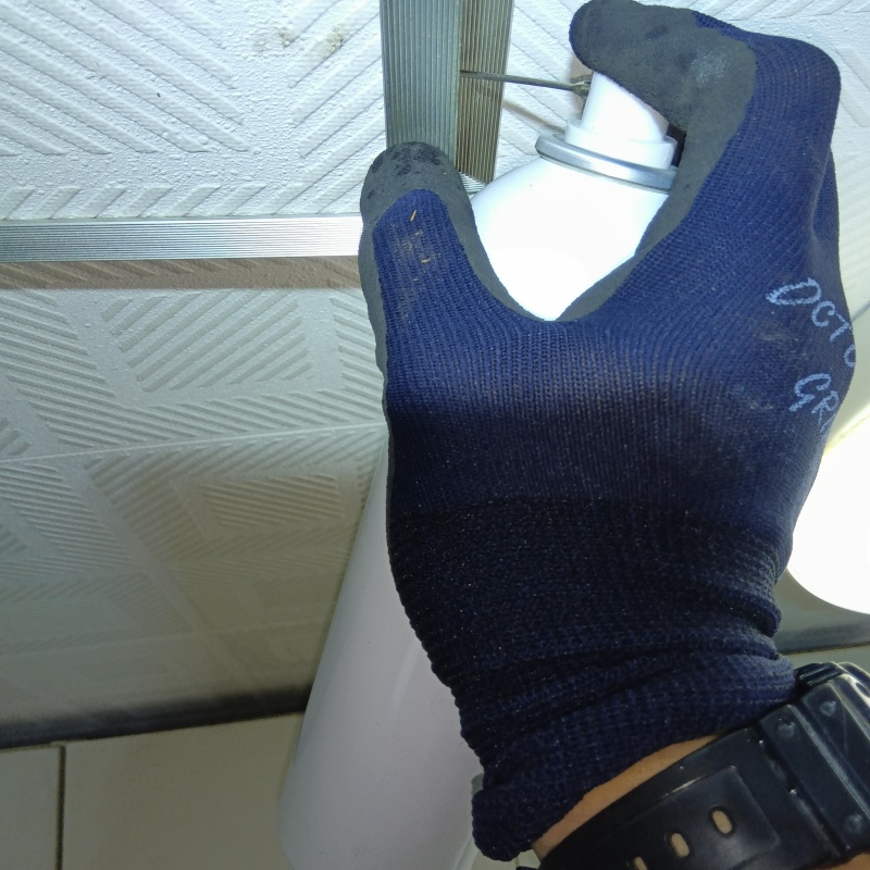 点検口から天井裏に忌避剤をスプレー