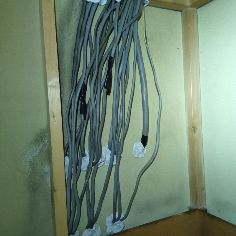 配線が通る穴のすき間を封鎖