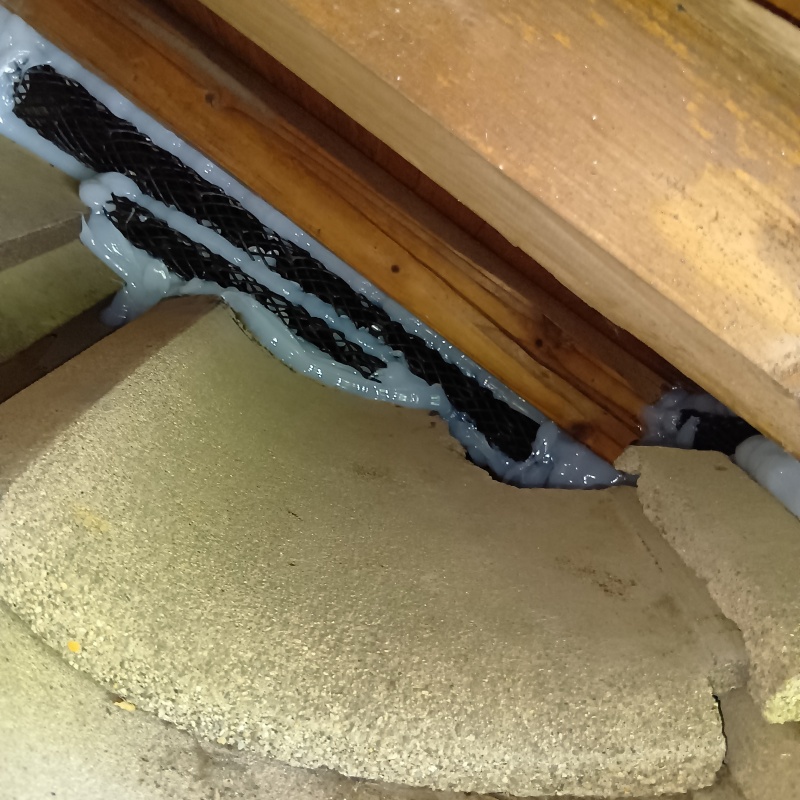屋根のすき間をネットとパテで封鎖
