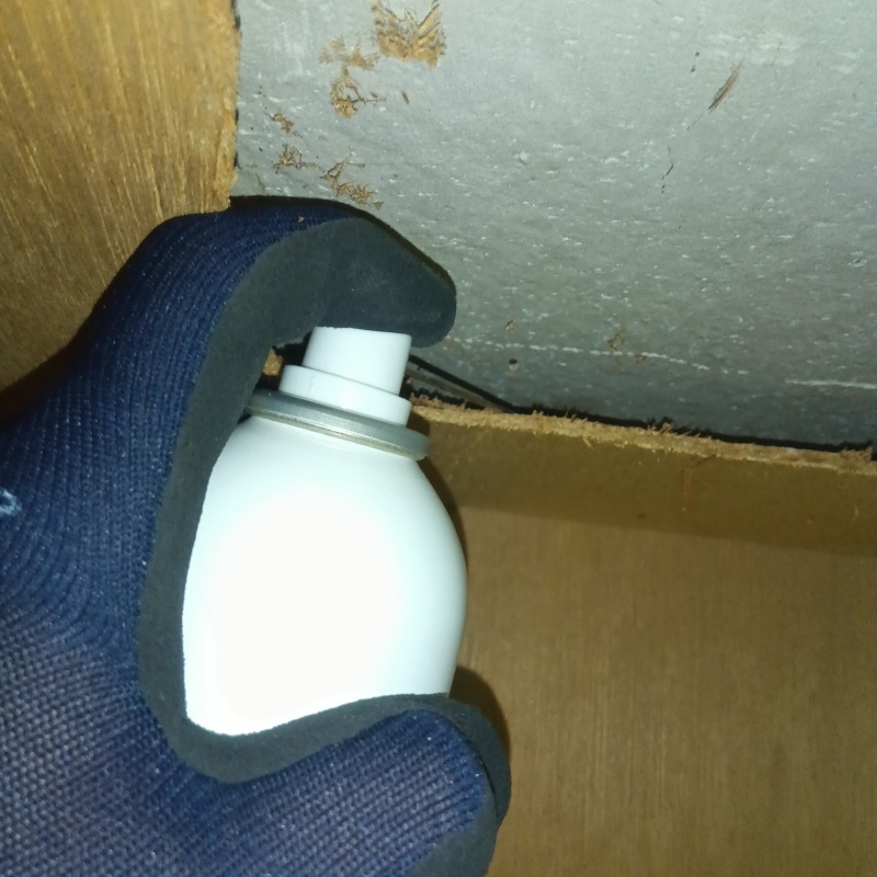 すき間に忌避剤を散布
