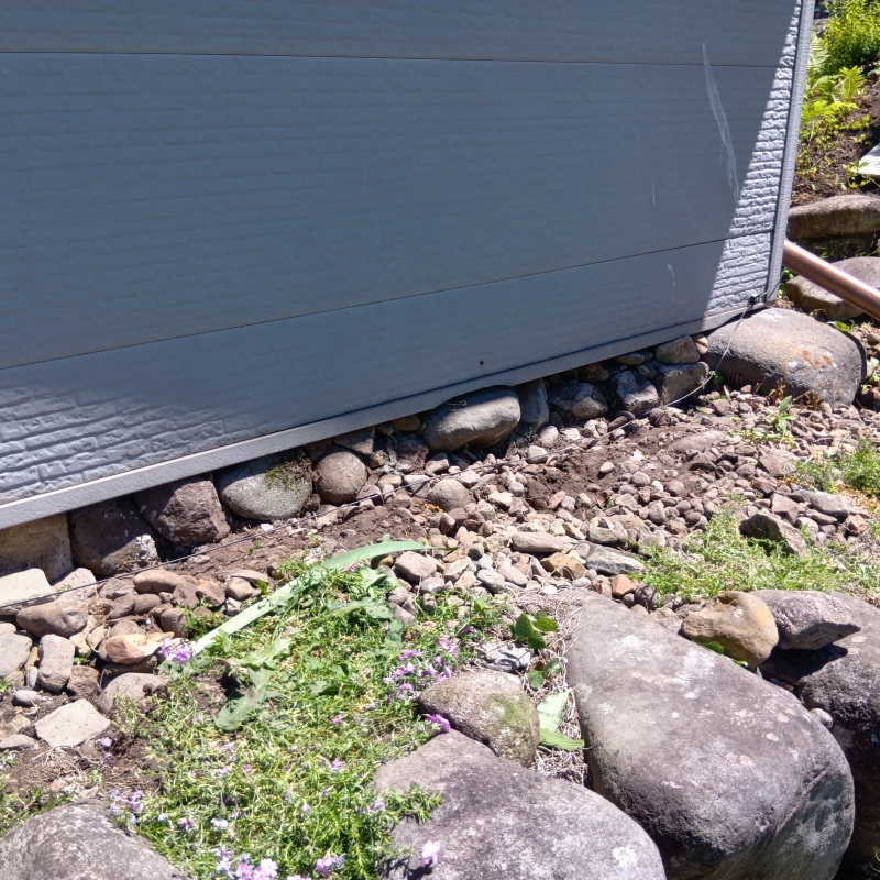 建物と地面の間のすき間を石で封鎖