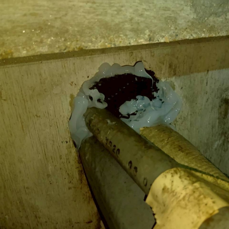 配管が通る穴のすき間を封鎖