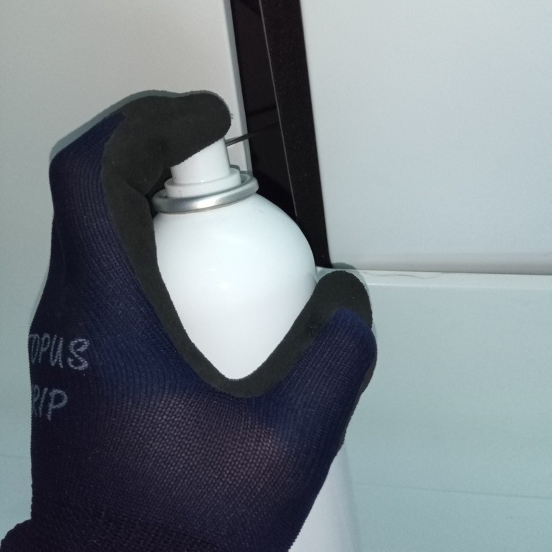 忌避剤を吹き付けている様子