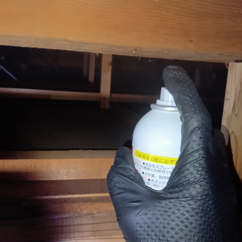 天井裏に忌避剤を散布