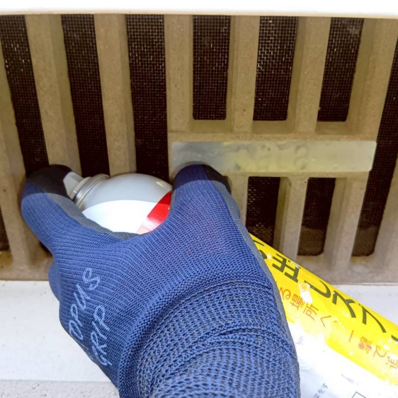 床下換気口から忌避剤をスプレー