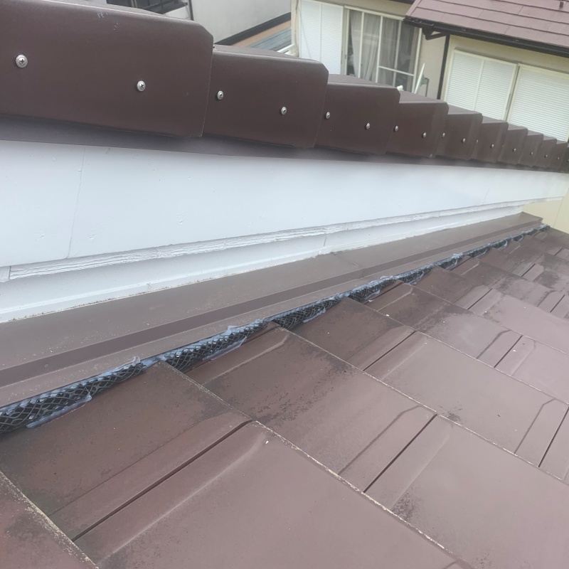 屋根の接合部分のすき間を封鎖