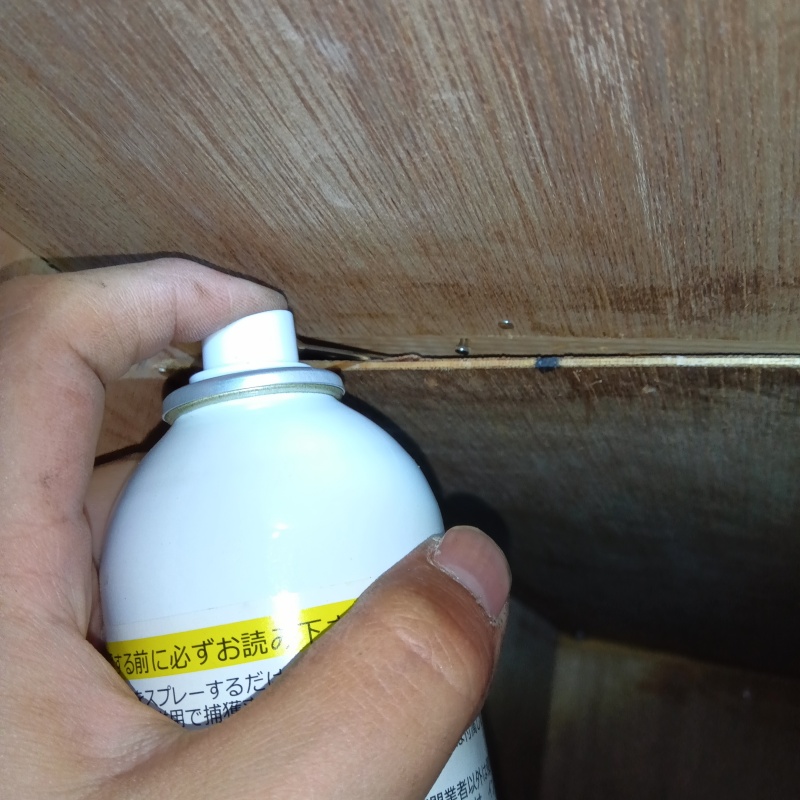 天井裏に忌避剤を散布