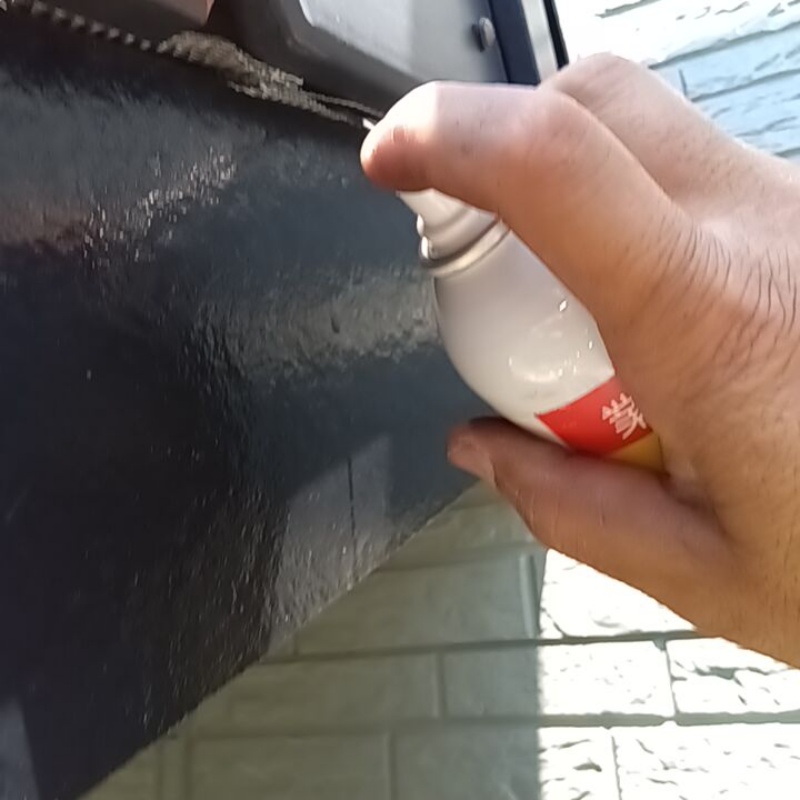軒下のすき間から忌避剤をスプレー