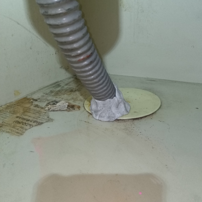 配管が通る穴のすき間を封鎖