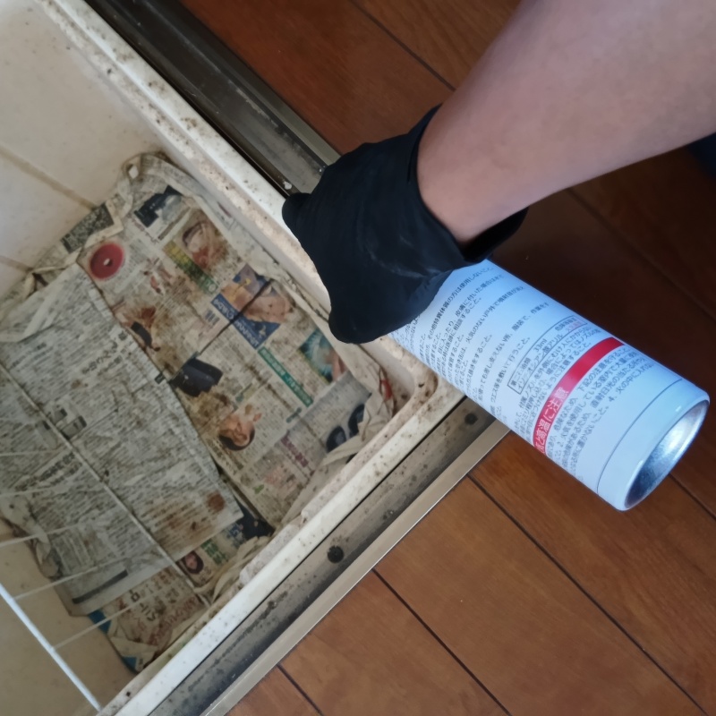 床下収納庫に忌避剤をスプレー