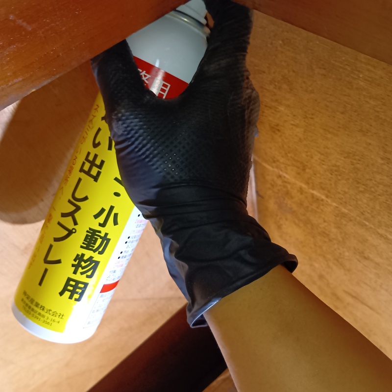 忌避剤を吹き付けている様子