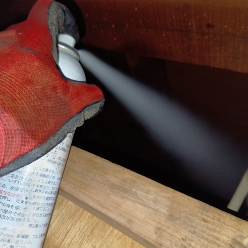 天井裏に忌避剤をスプレー
