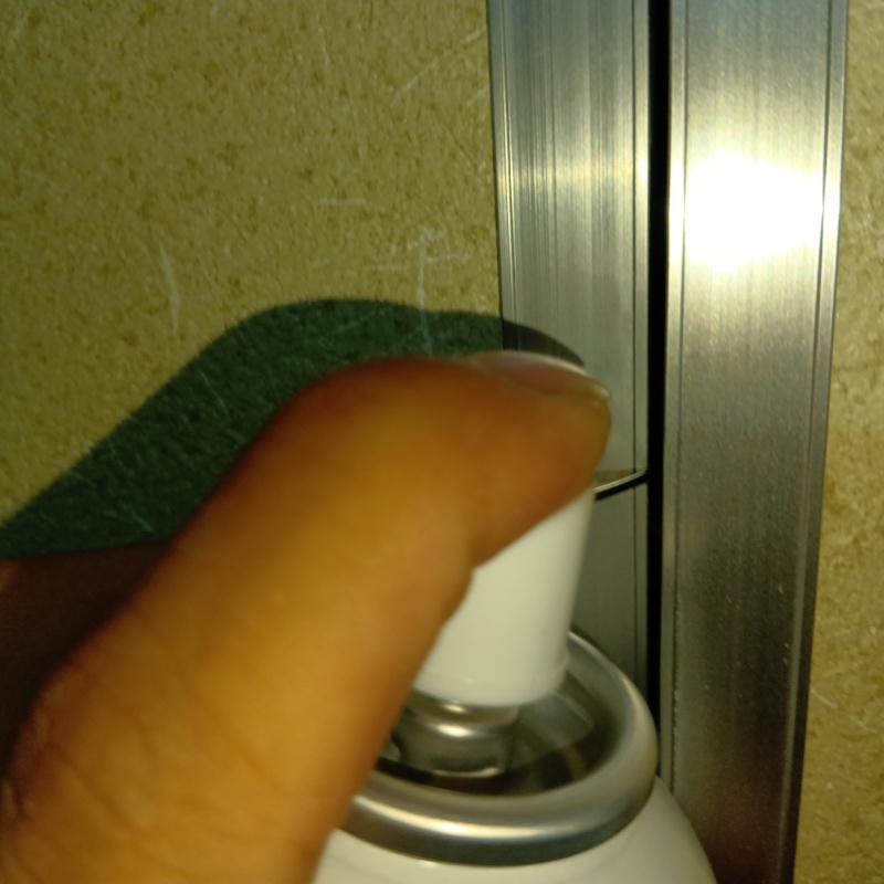 すき間に殺虫剤を散布