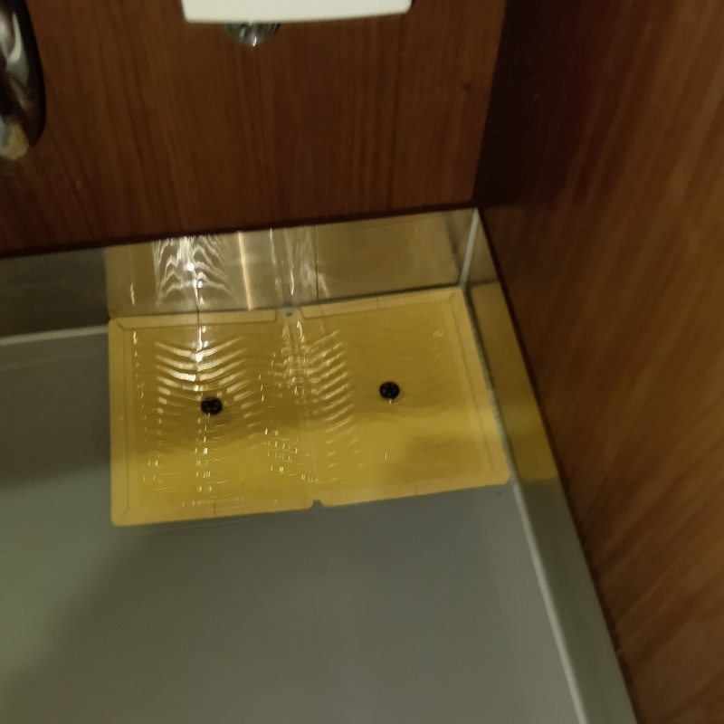 粘着シートを仕掛けている様子