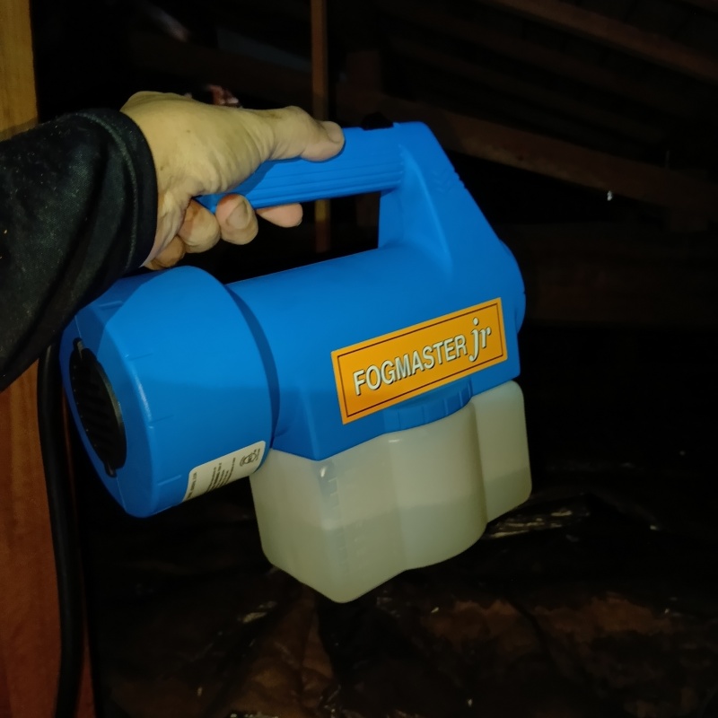 天井裏を噴霧器で除菌・消臭