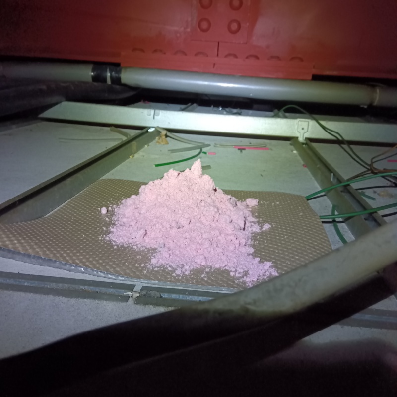 殺鼠剤を仕掛けている様子
