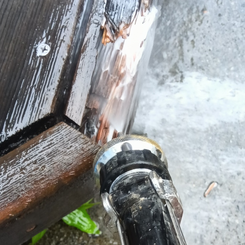 庭の木材にシロアリ駆除剤を散布