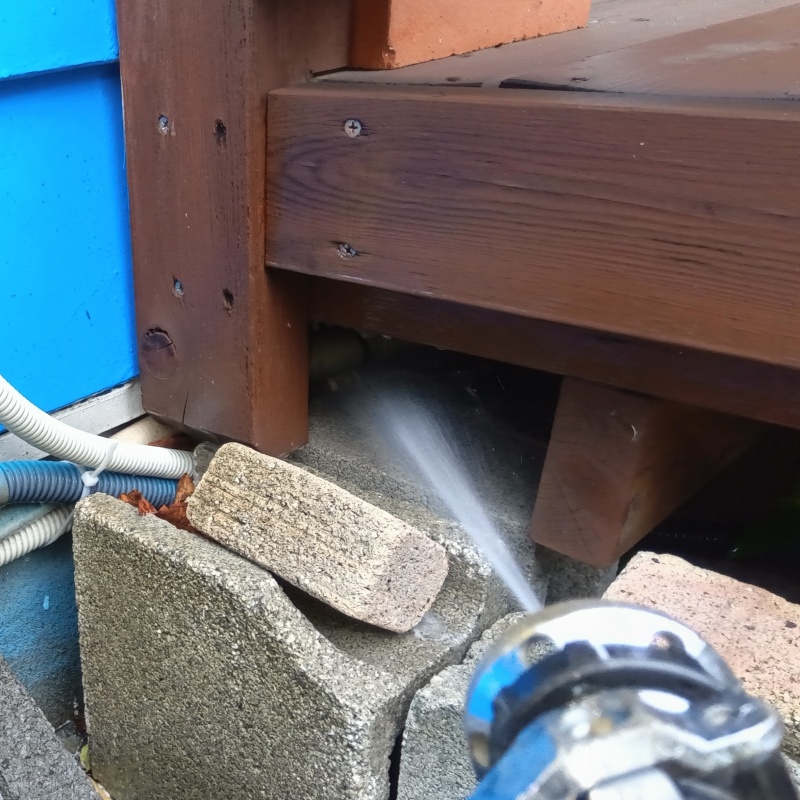 建物の外周にシロアリ駆除剤を散布