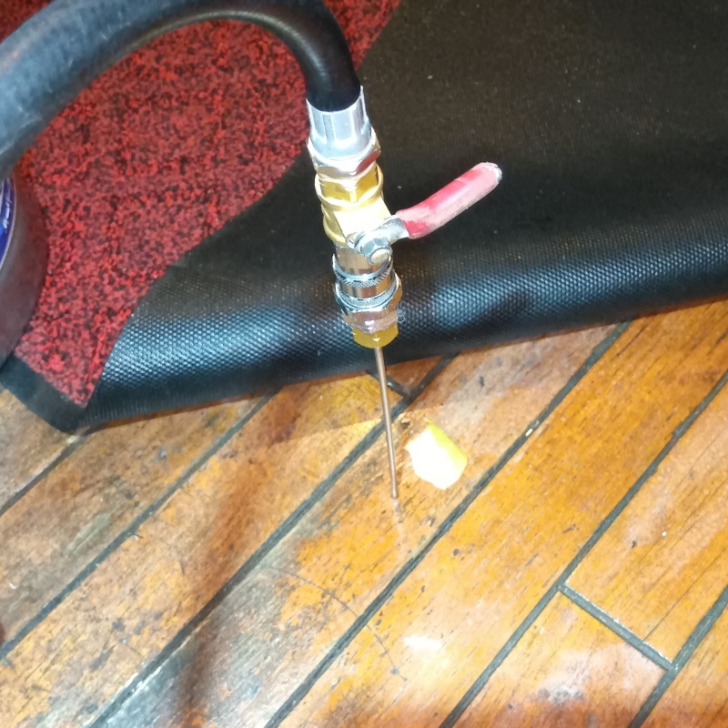 床にシロアリ駆除剤を注入