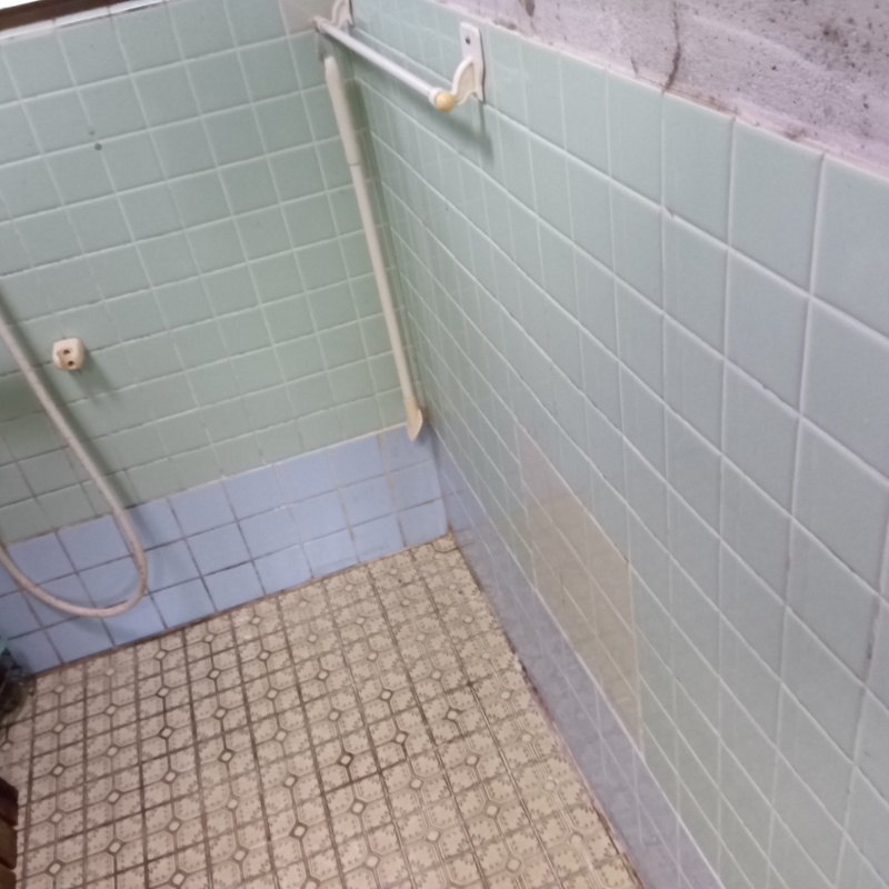 補修跡のある浴室の壁