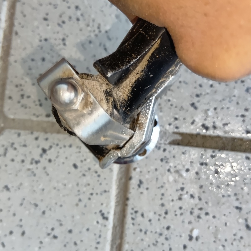 床にシロアリ駆除剤を注入