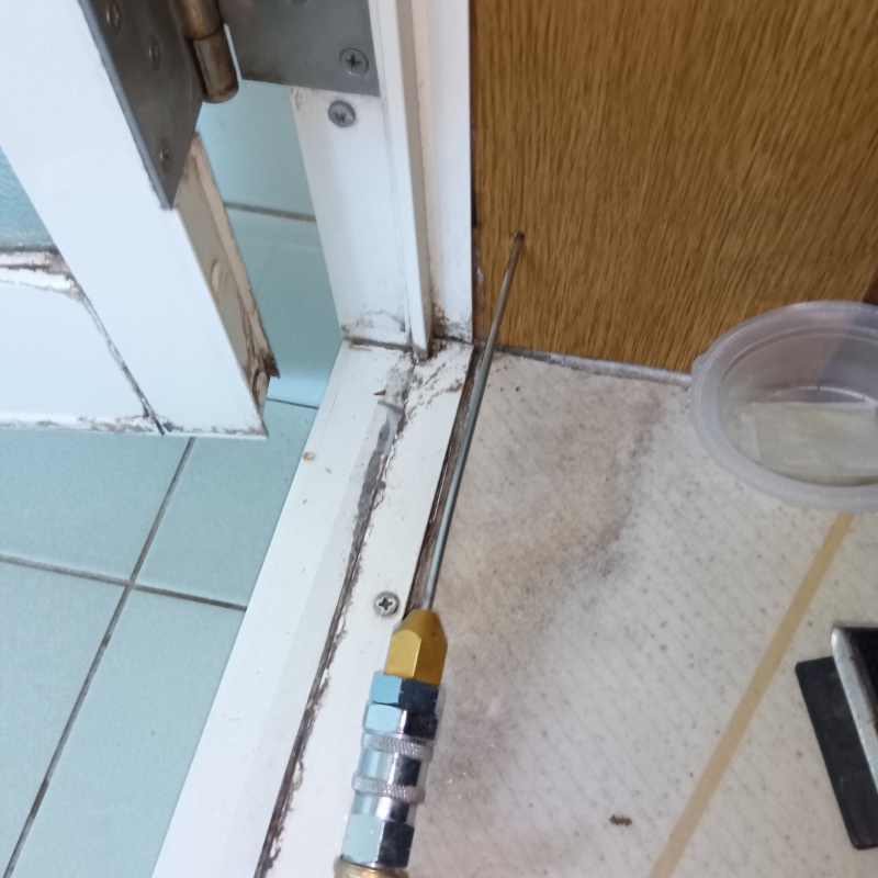 木部にシロアリ駆除剤を注入