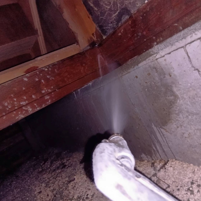 床下の木材にシロアリ駆除剤を散布