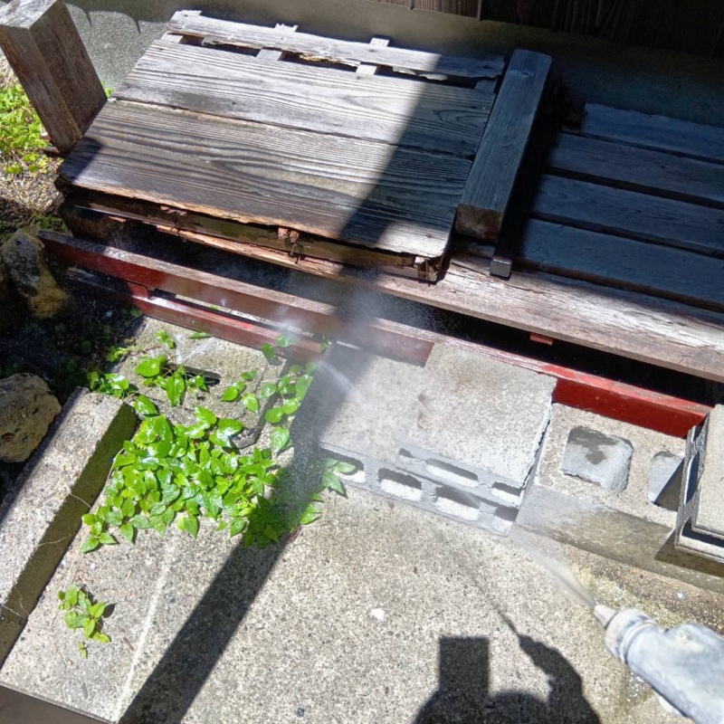建物の外周にシロアリ駆除剤を散布