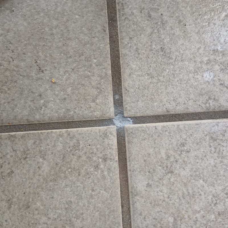 開けた穴を修復した様子
