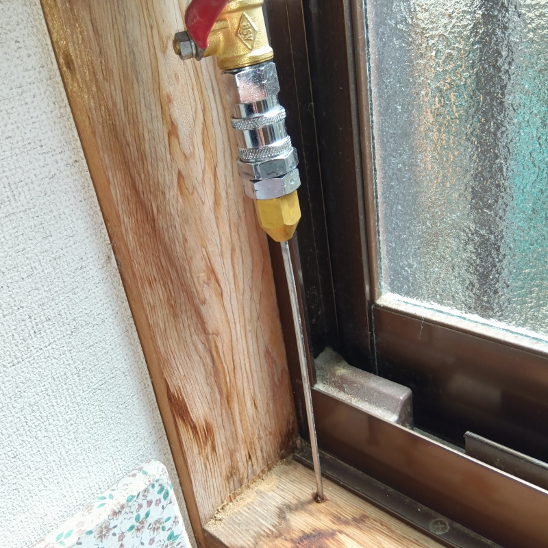 窓枠の木部にシロアリ駆除剤を注入