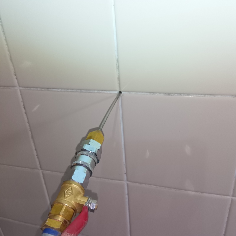 壁にシロアリ駆除剤を注入