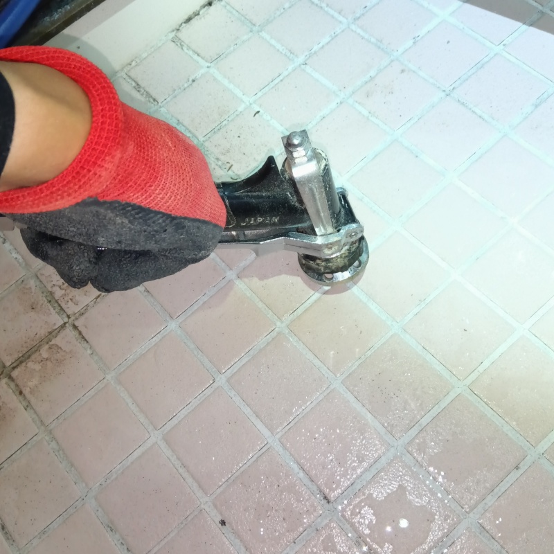 床にシロアリ駆除剤を注入