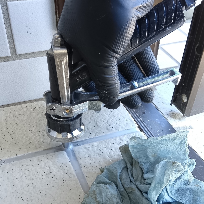 玄関床のタイルにシロアリ駆除剤を注入