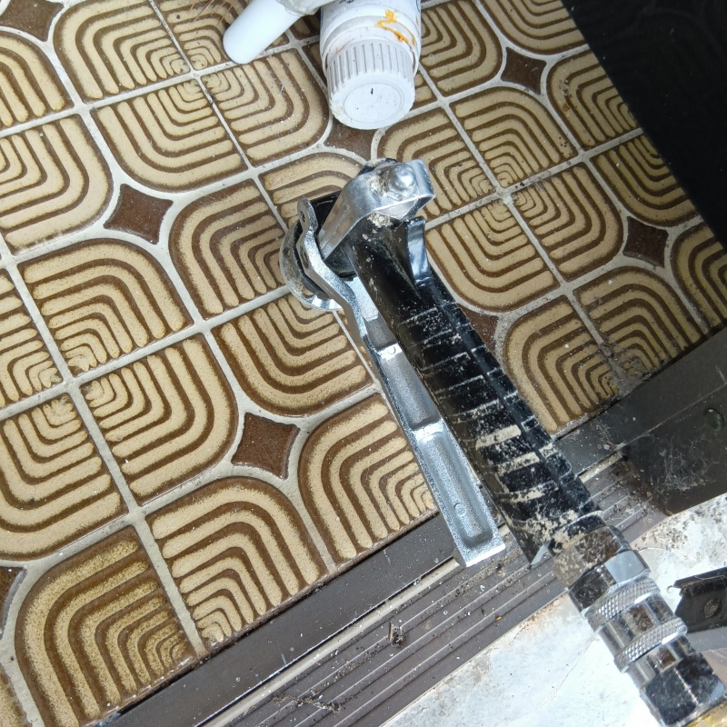 床にシロアリ駆除剤を注入