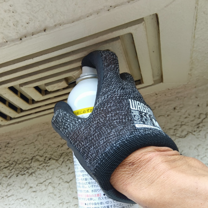軒天換気口から忌避剤をスプレー