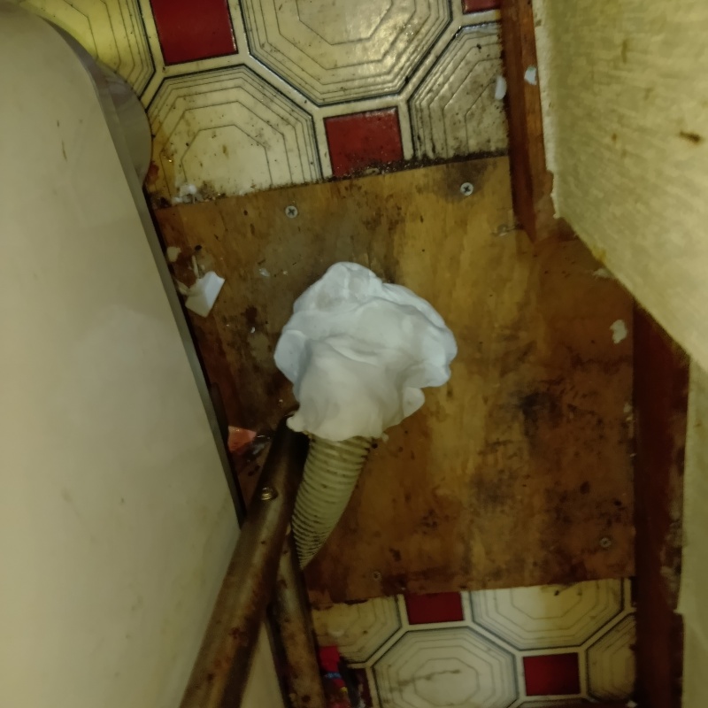配管が通る穴のすき間を封鎖