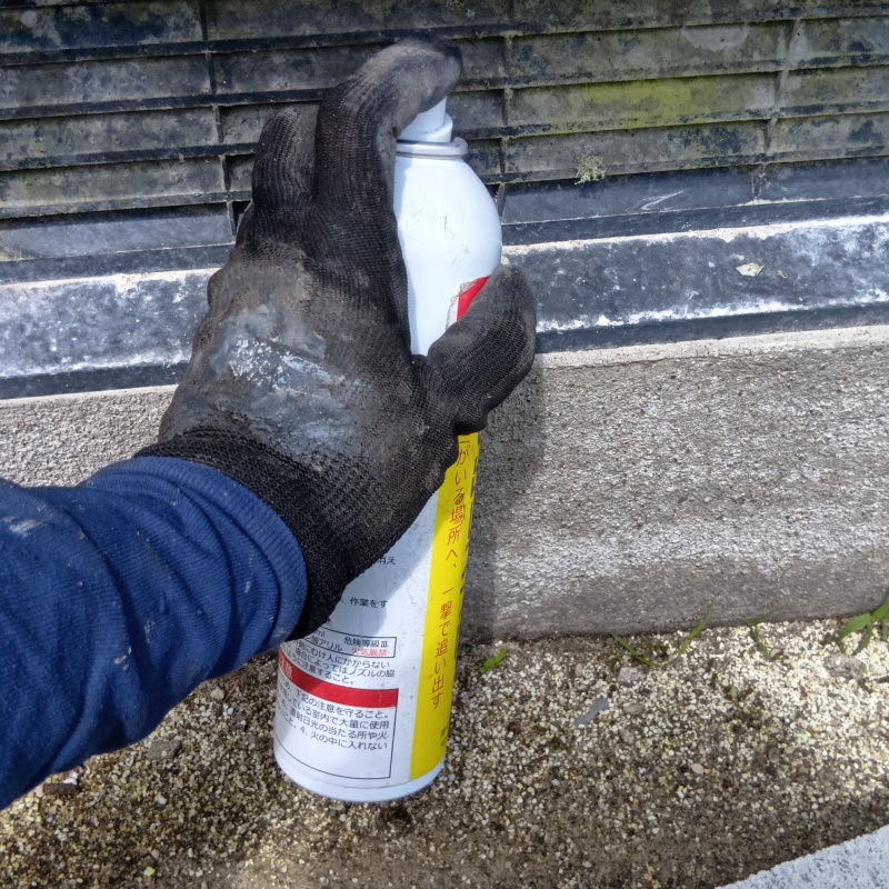 床下換気口から忌避剤をスプレー