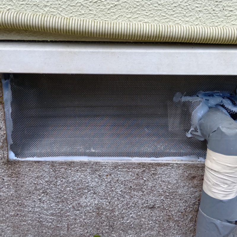 床下換気口と配管の貫通部分を封鎖
